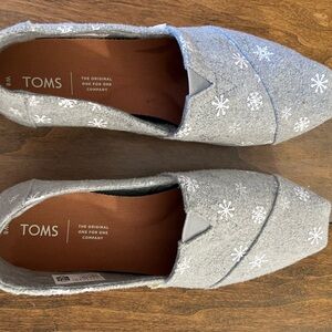 Women’s size 8 Tom’s snowflake grey slip on shoes